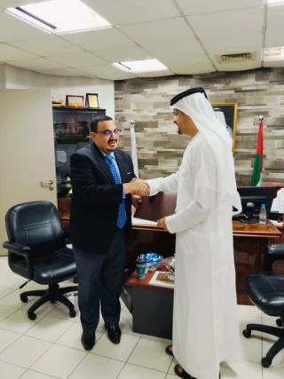 توقيع اتفاقية شراكة استراتيجية بين المجلس الاستشاري الأسري والجامعة الأفروآسيوية
📍 الشارقة – دولة الإمارات العربية المتحدة
في إطار تعزيز التعاون المؤسسي وتكامل الجهود المجتمعية والأكاديمية، شهد مقر منظمة الأسرة العربية بالشارقة مراسم توقيع اتفاقية شراكة استراتيجية بين المجلس الاستشاري الأسري، ممثلًا بسعادة الدكتور خليفة المحرزي، رئيس المكتب التنفيذي، والجامعة الأفروآسيوية، ممثلة بسعادة الأستاذ الدكتور أحمد صبيحي، نائب رئيس الجامعة.
وتهدف هذه الاتفاقية إلى تطوير مجالات التعاون في خدمة الأسرة والمجتمع، بما يسهم في دعم مسيرة التنمية المستدامة وترسيخ قيم التلاحم والتماسك الاجتماعي.
وفي كلمته خلال حفل التوقيع، أكد سعادة الدكتور خليفة المحرزي أن هذه الاتفاقية تمثل خطوة نوعية نحو تفعيل شراكات استراتيجية رائدة تسهم في دعم مبادرات المجلس، بما يعزز من مكانة الأسرة ودورها المحوري في بناء مجتمع متماسك ومزدهر.
كما أشار سعادة الأستاذ الدكتور أحمد صبيحي إلى حرص الجامعة الأفروآسيوية على إقامة جسور تعاون فاعلة مع المؤسسات الرائدة في المنطقة، مشددًا على أن هذه الشراكة تأتي انسجامًا مع الرؤية الأكاديمية للجامعة في خدمة المجتمع، وتوظيف البحث العلمي والمعرفة لدعم استقرار الأسرة وتعزيز التنمية المجتمعية.
واختتم الجانبان بالتأكيد على أن هذه الاتفاقية تمثل انطلاقة جديدة نحو مبادرات نوعية تسعى إلى تمكين الأسرة، بما يتوافق مع الرؤية الوطنية لدولة الإمارات العربية المتحدة في ترسيخ التلاحم المجتمعي وصون القيم الأصيلة.
#AfroAsianUniversity (AAU) | #FamilyAdvisoryCouncil (FAC)
#StrategicPartnership | #CommunityDevelopment | #FamilyEmpowerment | #SustainableDevelopment | #AcademicCooperation | #SocialCohesion